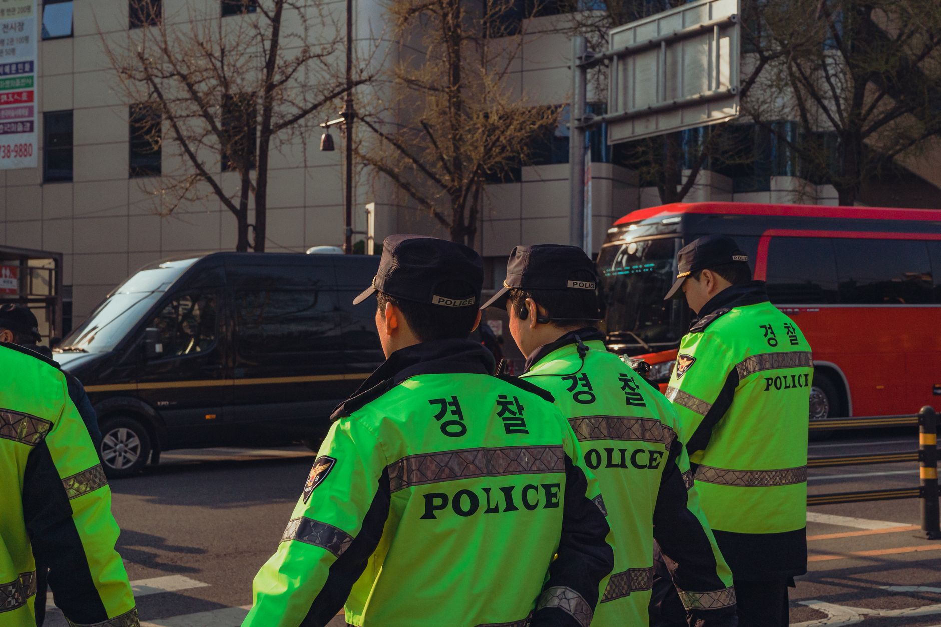 도로 위에서 교통사고 현장을 살피는 모습
