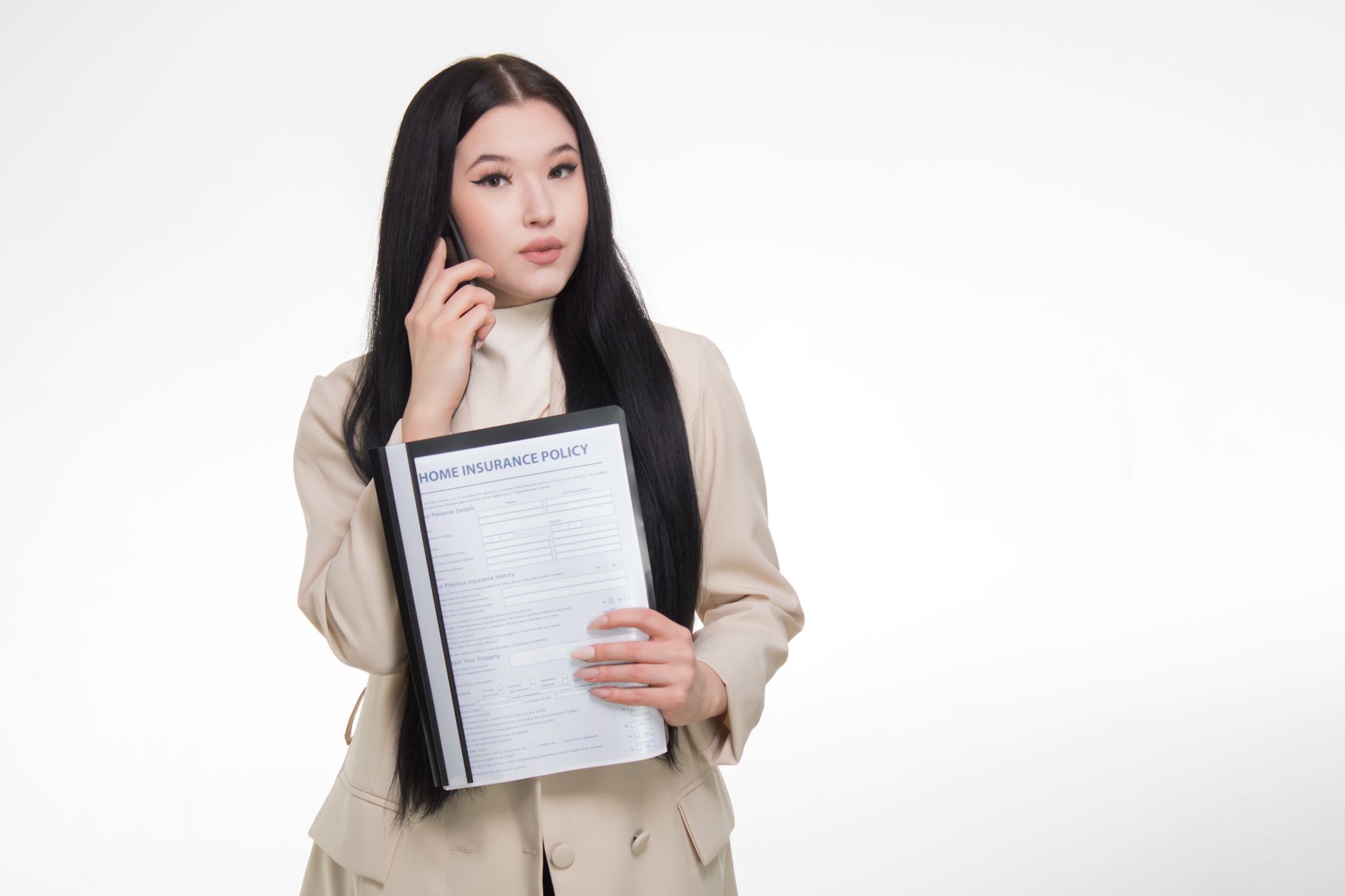 보험사 콜센터에 사고 접수하는 모습