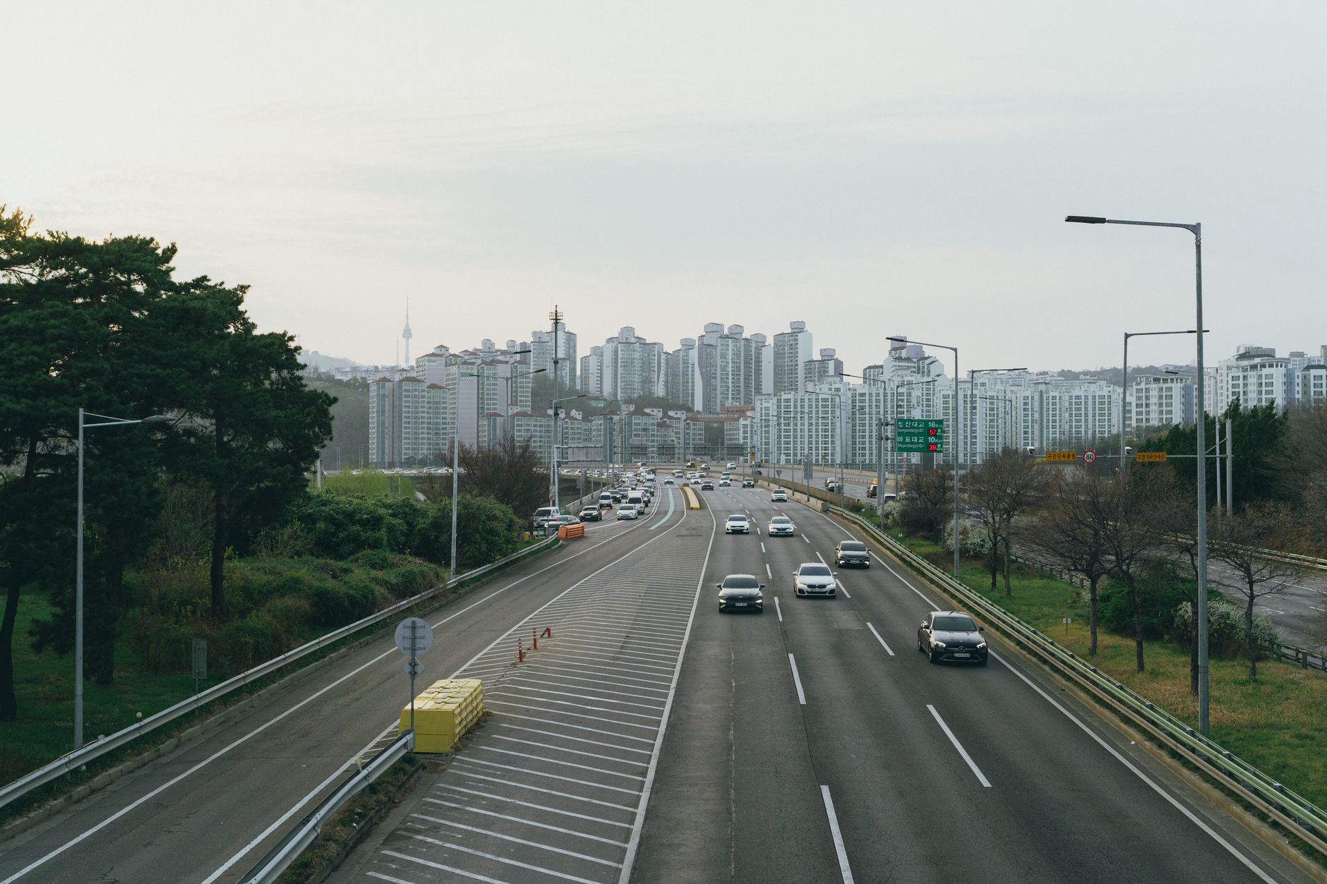 명절에 고속도로를 달리는 자동차 행렬